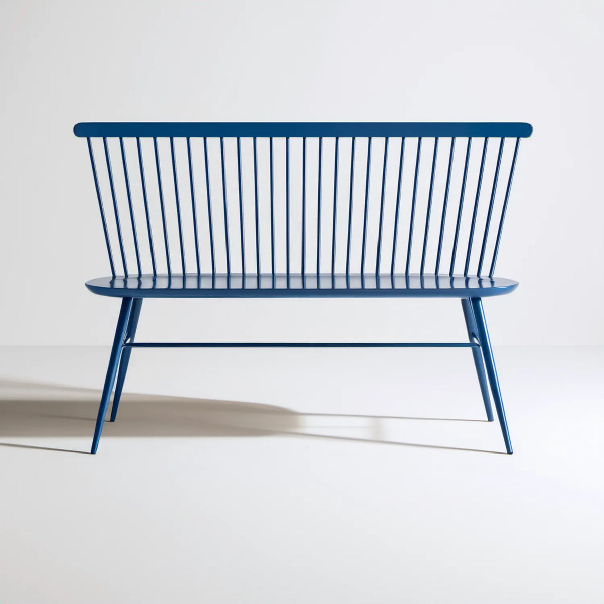 Granatowa ławka ogrodowa dwuosobowa ze stali malowanej proszkowo 120 x 60 x 85 cm